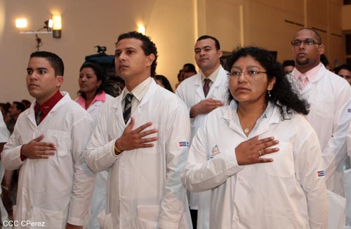 Verleihung der Diplome an derLateinamerikanischen Schule für Medizin (ELAM)